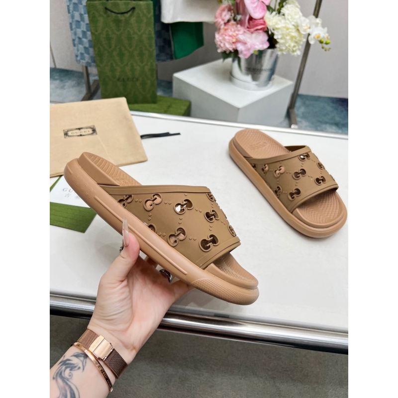 G*u*i slippers